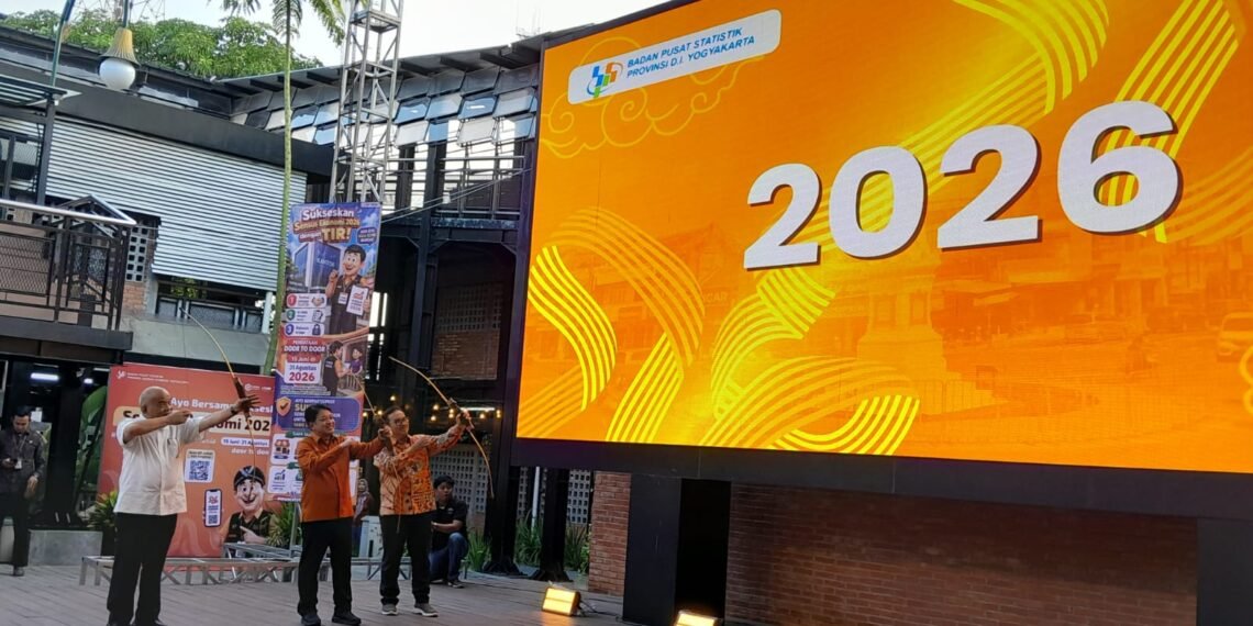 Wakil Kepala BPS RI Sonny Harry Budiutomo, Wakil Gubernur DIY KGPAA Paku Alam X, dan Wali Kota Yogyakarta Hasto Wardoyo, saat membuka Pencanangan Sensus Ekonomi 2026 di Teras Melioboro 1, Kota Yogyakarta, pada Kamis (18/6/2026).