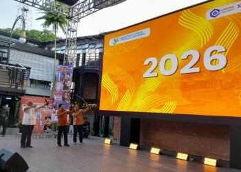Wakil Kepala BPS RI Sonny Harry Budiutomo, Wakil Gubernur DIY KGPAA Paku Alam X, dan Wali Kota Yogyakarta Hasto Wardoyo, saat membuka Pencanangan Sensus Ekonomi 2026 di Teras Melioboro 1, Kota Yogyakarta, pada Kamis (18/6/2026).