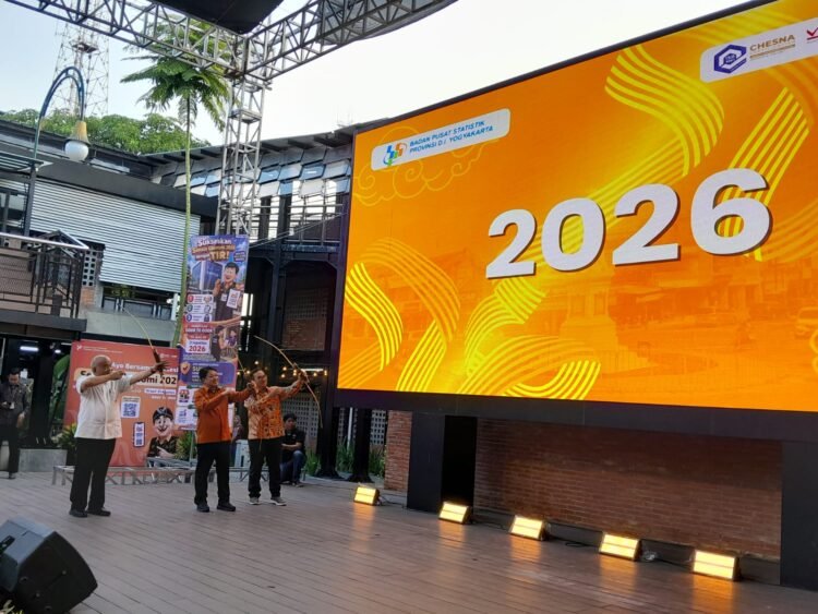 Wakil Kepala BPS RI Sonny Harry Budiutomo, Wakil Gubernur DIY KGPAA Paku Alam X, dan Wali Kota Yogyakarta Hasto Wardoyo, saat membuka Pencanangan Sensus Ekonomi 2026 di Teras Melioboro 1, Kota Yogyakarta, pada Kamis (18/6/2026).