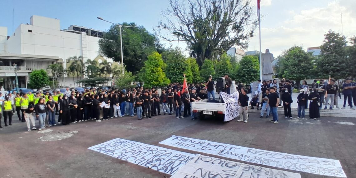 Puluhan massa mahasiswa yang tergabung Forum BEM DIY menggelar aksi di Kantor DPRD DIY, Jumat (19/6/2026).