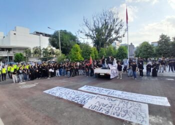 Puluhan massa mahasiswa yang tergabung Forum BEM DIY menggelar aksi di Kantor DPRD DIY, Jumat (19/6/2026).