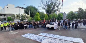 Puluhan massa mahasiswa yang tergabung Forum BEM DIY menggelar aksi di Kantor DPRD DIY, Jumat (19/6/2026).