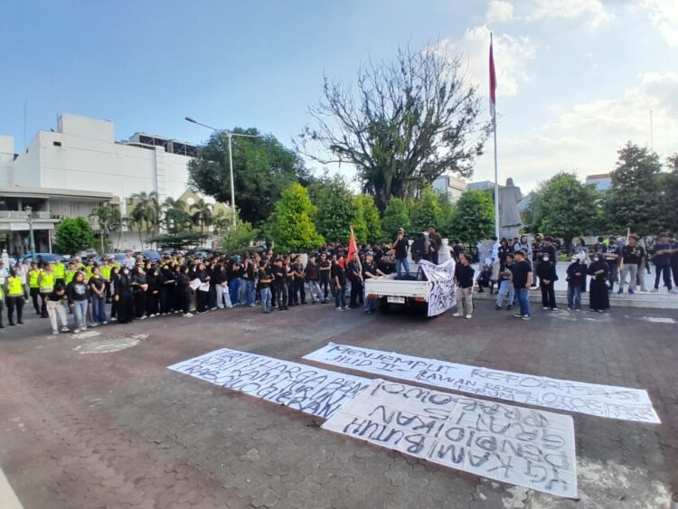 Puluhan massa mahasiswa yang tergabung Forum BEM DIY menggelar aksi di Kantor DPRD DIY, Jumat (19/6/2026).