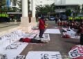 Massa aksi IMM DIY melakukan tabur bunga sebagai simbol duka terhadap situasi negara saat ini dalam gelaran aksi demonstrasi di DPRD DIY, Senin (22/6/2026).