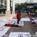 Massa aksi IMM DIY melakukan tabur bunga sebagai simbol duka terhadap situasi negara saat ini dalam gelaran aksi demonstrasi di DPRD DIY, Senin (22/6/2026).