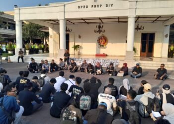 Puluhan massa aksi dari Forum BEM DIY berdialog dengan sejumlah anggota DPRD DIY pada Selasa (23/6/2026).