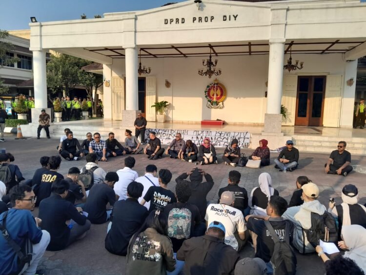 Puluhan massa aksi dari Forum BEM DIY berdialog dengan sejumlah anggota DPRD DIY pada Selasa (23/6/2026).