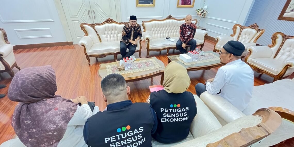 Wali Kota Yogyakarta, Hasto Wardoyo, didampingi Kepala BPS Kota Yogyakarta, Joko Prayitno, saat didatangi petugas Sensus Ekonomi 2026, belum lama ini.