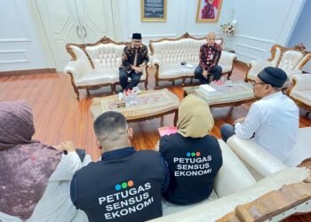 Wali Kota Yogyakarta, Hasto Wardoyo, didampingi Kepala BPS Kota Yogyakarta, Joko Prayitno, saat didatangi petugas Sensus Ekonomi 2026, belum lama ini.
