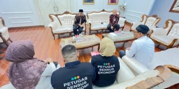 Wali Kota Yogyakarta, Hasto Wardoyo, didampingi Kepala BPS Kota Yogyakarta, Joko Prayitno, saat didatangi petugas Sensus Ekonomi 2026, belum lama ini.