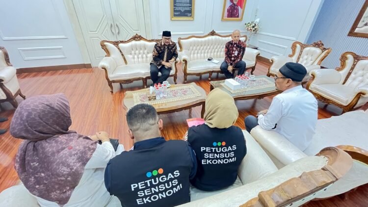 Wali Kota Yogyakarta, Hasto Wardoyo, didampingi Kepala BPS Kota Yogyakarta, Joko Prayitno, saat didatangi petugas Sensus Ekonomi 2026, belum lama ini.