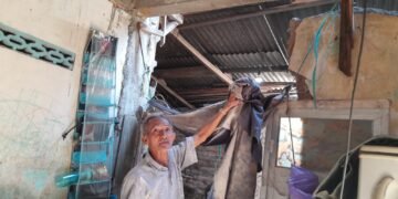 Bambang Hartono (67), warga Kampung Papringan, Kelurahan Demangan, Kemantren Gondokusuman, Kota Yogyakarta, menunjukkan kondisi atap rumahnya yang sudah lapuk, Minggu (28/6/2026).