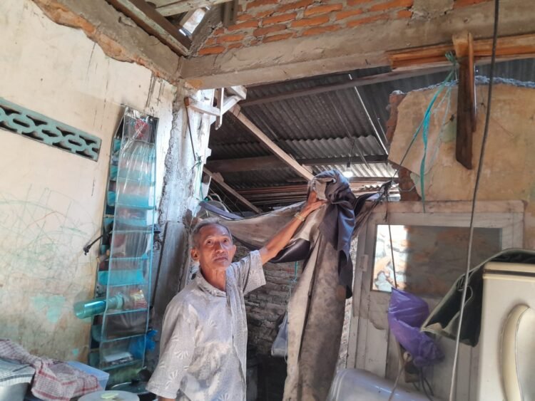Bambang Hartono (67), warga Kampung Papringan, Kelurahan Demangan, Kemantren Gondokusuman, Kota Yogyakarta, menunjukkan kondisi atap rumahnya yang sudah lapuk, Minggu (28/6/2026).
