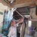 Bambang Hartono (67), warga Kampung Papringan, Kelurahan Demangan, Kemantren Gondokusuman, Kota Yogyakarta, menunjukkan kondisi atap rumahnya yang sudah lapuk, Minggu (28/6/2026).