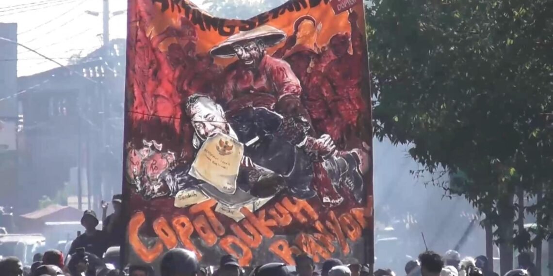 Aksi protes menuntut pencopotan kepala dukuh Banyon di Kantor Kalurahan Pandowoharjo, Sewon, Bantul, DIY, akibat penggelapan sertifikat tanah, Senin (29/6/2026). (Istimewa)