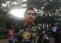 YOGYAKARTA, POPULI.ID - Kasus dugaan korupsi yang menyeret mantan Kepala Badan Gizi Nasional (BGN), Dadan Hindayana, menjadi sorotan dalam agenda pertemuan Kepala Daerah se-Jawa Bali di Kantor Gubernur DIY, pada Kamis (4/6/2026). Kasus tersebut disinggung langsung di hadapan para pemimpin daerah sebagai pengingat keras dalam menyusun kebijakan publik. Hal itu disampaikan langsung oleh Bupati Indramayu, Lucky Hakim, usai kegiatan. Dia mengungkapkan, dalam agenda silahturahmi Forkopimda se-Jawa Bali itu diisi dengan beberapa paparan dari Badan Pusat Statistik (BPS) dan sejumlah menteri. Seperti diketahui, pertemuan itu dihadiri sejumlah menteri dan gubernur di wilayah Jawa dan Bali. Antara lain Menteri Dalam Negeri Republik Indonesia (Mendagri) Tito Karnavian, Menteri Koordinator Bidang dan Keamanan (Menko Polkam) Djamari Chaniago, Menteri Perumahan dan Kawasan Permukiman (PKP) Maruarar Sirait, dan Kepala Badan Pusat Statistik Republik Indonesia (BPS RI) Amalia Adininggar Widyasanti. Dalam kegiatan itu tampak hadir Gubernur Jawa Tengah Ahmad Luthfi, Gubernur Jawa Timur Khofifah Indar Parawansa, Gubernur Bali I Wayan Koster, dan Gubernur DIY Sri Sultan Hamengku Buwono X. Sedangkan Gubernur Jawa Barat Dedi Mulyadi, Gubernur DKI Pramono Anung, serta Gubernur Banten Andra Soni tidak terlihat menghadiri kegiatan itu. "Pada dasarnya memotivasi kami semua para kepala daerah. Secara umum, yang saya tangkap adalah kami dibayar oleh rakyat, jadi jangan sekali-kali sakiti hati rakyat," ungkapnya. Selain membahas isu-isu strategis seperti penanganan hoaks, penguatan kepemimpinan daerah (pimda), dan pencegahan konflik melalui Forum Kerukunan Umat Beragama (FKUB). Forum tersebut juga secara khusus menyoroti gaya hidup flexing atau pamer aparat negara dan akuntabilitas kebijakan. Kasus penangkapan Dadan Hindayana bersama dua mantan Wakil Kepala BGN, Sonny Sanjaya dan Lodewyk Pusung, atas kasus dugaan korupsi tata kelola program MBG juga dijadikan contoh nyata agar para kepala daerah lebih mawas diri. Poin penekanan yang diberikan terkait pentingnya menjaga benteng pertahanan, baik secara personal maupun sistemik. "Salah satu yang disinggung seperti itu (soal kasus MBG). Jadi maksudnya bahwa jaga-jaga diri baik secara sistem, jangan sampai kami salah membuat kebijakan. Karena ada beberapa kebijakan yang kami tidak bermaksud tapi kebijakannya salah, bisa memperkaya pihak lain. Apalagi kalau ada mensrea (niat jahat)," jelasnya. Dia menyebut menjadi kepala daerah itu bukan hal yang mudah. Karena seluruh kepala daerah diharapkan dapat bekerja lebih all-out dan selektif dalam merancang program kerja demi memastikan setiap anggaran negara benar-benar memberikan manfaat nyata bagi masyarakat. "Kalau kami bikin program, sebenarnya itu bermanfaat atau tidak. Walaupun suratnya lengkap, barangnya ada, tapi kalau ternyata sudah diadakan tapi tidak berguna untuk masyarakat, nanti malah menjadi salah satu tindakan koruptif," katanya. "Memang tidaj ada korupsi secara langsung tapi koruptif. Untuk apa kami belanja sesuatu yang sebenarnya tidak dibutuhkan oleh masyarakat, begitu kurang lebih," tandasnya.