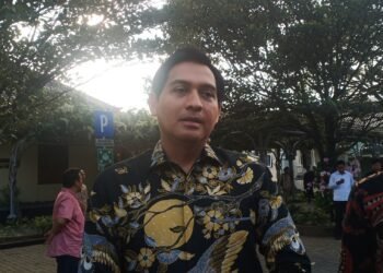 YOGYAKARTA, POPULI.ID - Kasus dugaan korupsi yang menyeret mantan Kepala Badan Gizi Nasional (BGN), Dadan Hindayana, menjadi sorotan dalam agenda pertemuan Kepala Daerah se-Jawa Bali di Kantor Gubernur DIY, pada Kamis (4/6/2026). Kasus tersebut disinggung langsung di hadapan para pemimpin daerah sebagai pengingat keras dalam menyusun kebijakan publik. Hal itu disampaikan langsung oleh Bupati Indramayu, Lucky Hakim, usai kegiatan. Dia mengungkapkan, dalam agenda silahturahmi Forkopimda se-Jawa Bali itu diisi dengan beberapa paparan dari Badan Pusat Statistik (BPS) dan sejumlah menteri. Seperti diketahui, pertemuan itu dihadiri sejumlah menteri dan gubernur di wilayah Jawa dan Bali. Antara lain Menteri Dalam Negeri Republik Indonesia (Mendagri) Tito Karnavian, Menteri Koordinator Bidang dan Keamanan (Menko Polkam) Djamari Chaniago, Menteri Perumahan dan Kawasan Permukiman (PKP) Maruarar Sirait, dan Kepala Badan Pusat Statistik Republik Indonesia (BPS RI) Amalia Adininggar Widyasanti. Dalam kegiatan itu tampak hadir Gubernur Jawa Tengah Ahmad Luthfi, Gubernur Jawa Timur Khofifah Indar Parawansa, Gubernur Bali I Wayan Koster, dan Gubernur DIY Sri Sultan Hamengku Buwono X. Sedangkan Gubernur Jawa Barat Dedi Mulyadi, Gubernur DKI Pramono Anung, serta Gubernur Banten Andra Soni tidak terlihat menghadiri kegiatan itu. "Pada dasarnya memotivasi kami semua para kepala daerah. Secara umum, yang saya tangkap adalah kami dibayar oleh rakyat, jadi jangan sekali-kali sakiti hati rakyat," ungkapnya. Selain membahas isu-isu strategis seperti penanganan hoaks, penguatan kepemimpinan daerah (pimda), dan pencegahan konflik melalui Forum Kerukunan Umat Beragama (FKUB). Forum tersebut juga secara khusus menyoroti gaya hidup flexing atau pamer aparat negara dan akuntabilitas kebijakan. Kasus penangkapan Dadan Hindayana bersama dua mantan Wakil Kepala BGN, Sonny Sanjaya dan Lodewyk Pusung, atas kasus dugaan korupsi tata kelola program MBG juga dijadikan contoh nyata agar para kepala daerah lebih mawas diri. Poin penekanan yang diberikan terkait pentingnya menjaga benteng pertahanan, baik secara personal maupun sistemik. "Salah satu yang disinggung seperti itu (soal kasus MBG). Jadi maksudnya bahwa jaga-jaga diri baik secara sistem, jangan sampai kami salah membuat kebijakan. Karena ada beberapa kebijakan yang kami tidak bermaksud tapi kebijakannya salah, bisa memperkaya pihak lain. Apalagi kalau ada mensrea (niat jahat)," jelasnya. Dia menyebut menjadi kepala daerah itu bukan hal yang mudah. Karena seluruh kepala daerah diharapkan dapat bekerja lebih all-out dan selektif dalam merancang program kerja demi memastikan setiap anggaran negara benar-benar memberikan manfaat nyata bagi masyarakat. "Kalau kami bikin program, sebenarnya itu bermanfaat atau tidak. Walaupun suratnya lengkap, barangnya ada, tapi kalau ternyata sudah diadakan tapi tidak berguna untuk masyarakat, nanti malah menjadi salah satu tindakan koruptif," katanya. "Memang tidaj ada korupsi secara langsung tapi koruptif. Untuk apa kami belanja sesuatu yang sebenarnya tidak dibutuhkan oleh masyarakat, begitu kurang lebih," tandasnya.