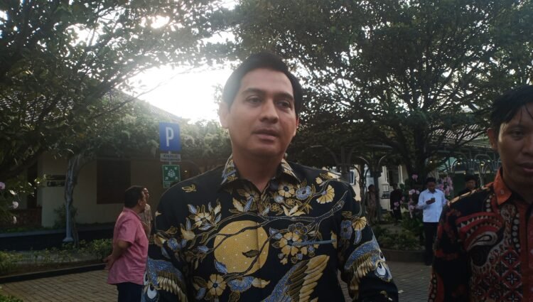 YOGYAKARTA, POPULI.ID - Kasus dugaan korupsi yang menyeret mantan Kepala Badan Gizi Nasional (BGN), Dadan Hindayana, menjadi sorotan dalam agenda pertemuan Kepala Daerah se-Jawa Bali di Kantor Gubernur DIY, pada Kamis (4/6/2026). Kasus tersebut disinggung langsung di hadapan para pemimpin daerah sebagai pengingat keras dalam menyusun kebijakan publik. Hal itu disampaikan langsung oleh Bupati Indramayu, Lucky Hakim, usai kegiatan. Dia mengungkapkan, dalam agenda silahturahmi Forkopimda se-Jawa Bali itu diisi dengan beberapa paparan dari Badan Pusat Statistik (BPS) dan sejumlah menteri. Seperti diketahui, pertemuan itu dihadiri sejumlah menteri dan gubernur di wilayah Jawa dan Bali. Antara lain Menteri Dalam Negeri Republik Indonesia (Mendagri) Tito Karnavian, Menteri Koordinator Bidang dan Keamanan (Menko Polkam) Djamari Chaniago, Menteri Perumahan dan Kawasan Permukiman (PKP) Maruarar Sirait, dan Kepala Badan Pusat Statistik Republik Indonesia (BPS RI) Amalia Adininggar Widyasanti. Dalam kegiatan itu tampak hadir Gubernur Jawa Tengah Ahmad Luthfi, Gubernur Jawa Timur Khofifah Indar Parawansa, Gubernur Bali I Wayan Koster, dan Gubernur DIY Sri Sultan Hamengku Buwono X. Sedangkan Gubernur Jawa Barat Dedi Mulyadi, Gubernur DKI Pramono Anung, serta Gubernur Banten Andra Soni tidak terlihat menghadiri kegiatan itu. "Pada dasarnya memotivasi kami semua para kepala daerah. Secara umum, yang saya tangkap adalah kami dibayar oleh rakyat, jadi jangan sekali-kali sakiti hati rakyat," ungkapnya. Selain membahas isu-isu strategis seperti penanganan hoaks, penguatan kepemimpinan daerah (pimda), dan pencegahan konflik melalui Forum Kerukunan Umat Beragama (FKUB). Forum tersebut juga secara khusus menyoroti gaya hidup flexing atau pamer aparat negara dan akuntabilitas kebijakan. Kasus penangkapan Dadan Hindayana bersama dua mantan Wakil Kepala BGN, Sonny Sanjaya dan Lodewyk Pusung, atas kasus dugaan korupsi tata kelola program MBG juga dijadikan contoh nyata agar para kepala daerah lebih mawas diri. Poin penekanan yang diberikan terkait pentingnya menjaga benteng pertahanan, baik secara personal maupun sistemik. "Salah satu yang disinggung seperti itu (soal kasus MBG). Jadi maksudnya bahwa jaga-jaga diri baik secara sistem, jangan sampai kami salah membuat kebijakan. Karena ada beberapa kebijakan yang kami tidak bermaksud tapi kebijakannya salah, bisa memperkaya pihak lain. Apalagi kalau ada mensrea (niat jahat)," jelasnya. Dia menyebut menjadi kepala daerah itu bukan hal yang mudah. Karena seluruh kepala daerah diharapkan dapat bekerja lebih all-out dan selektif dalam merancang program kerja demi memastikan setiap anggaran negara benar-benar memberikan manfaat nyata bagi masyarakat. "Kalau kami bikin program, sebenarnya itu bermanfaat atau tidak. Walaupun suratnya lengkap, barangnya ada, tapi kalau ternyata sudah diadakan tapi tidak berguna untuk masyarakat, nanti malah menjadi salah satu tindakan koruptif," katanya. "Memang tidaj ada korupsi secara langsung tapi koruptif. Untuk apa kami belanja sesuatu yang sebenarnya tidak dibutuhkan oleh masyarakat, begitu kurang lebih," tandasnya.