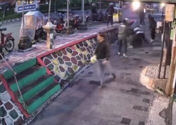 Tangkapan layar CCTV keributan diduga pelaku klitih diamankan warga di Simpang Empat Hotel Melia Purosani, Jalan Mayor Suryotomo, Kelurahan Ngupasan, Kemantren Gondomanan, Kota Yogyakarta, pada Minggu (14/6/2026).