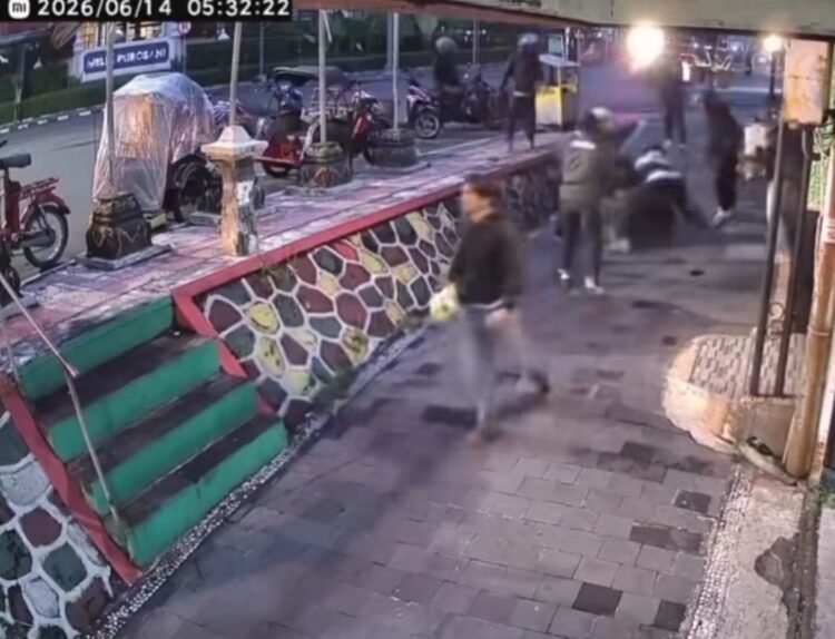 Tangkapan layar CCTV keributan diduga pelaku klitih diamankan warga di Simpang Empat Hotel Melia Purosani, Jalan Mayor Suryotomo, Kelurahan Ngupasan, Kemantren Gondomanan, Kota Yogyakarta, pada Minggu (14/6/2026).
