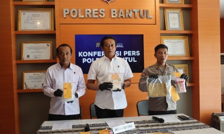 Jumpa pers pengungkapan peredaran sabu di sebuah rumah di Banguntapan, Bantul, oleh Satres Narkoba Polres Bantul, Selasa (17/6/2026).