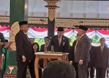 Abu Bakar (kanan) saat dilantik menjadi Sekretaris Daerah Sleman oleh Bupati Sleman, Harda Kiswaya (kiri), di Pendopo Parasamya, Selasa (2/6/2026).