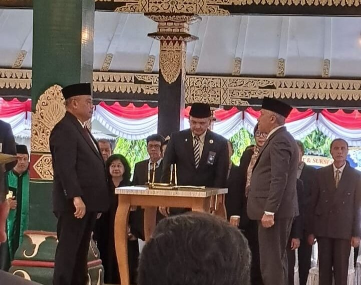 Abu Bakar (kanan) saat dilantik menjadi Sekretaris Daerah Sleman oleh Bupati Sleman, Harda Kiswaya (kiri), di Pendopo Parasamya, Selasa (2/6/2026).