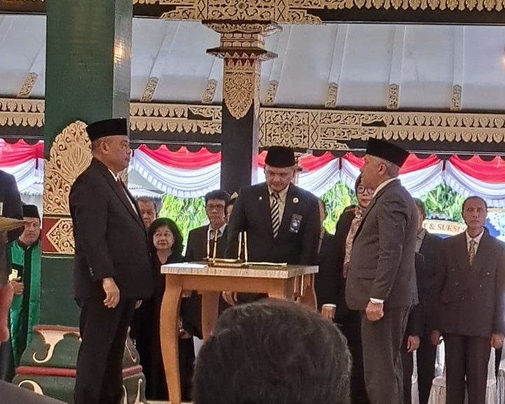 Abu Bakar (kanan) saat dilantik menjadi Sekretaris Daerah Sleman oleh Bupati Sleman, Harda Kiswaya (kiri), di Pendopo Parasamya, Selasa (2/6/2026).