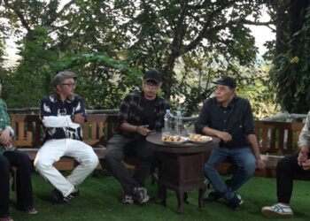 Kepala Bagian Hukum Setda Sleman Hendra Adi Riyanto berdiskusi bersama Sekretaris Komisi C DPRD Sleman Untung Basuki Rachmad dalam acara SEMEJA