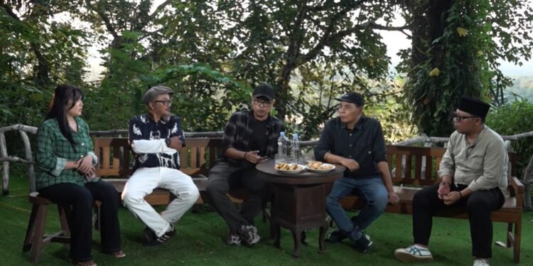 Kepala Bagian Hukum Setda Sleman Hendra Adi Riyanto berdiskusi bersama Sekretaris Komisi C DPRD Sleman Untung Basuki Rachmad dalam acara SEMEJA