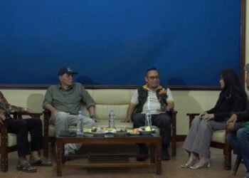 Kepala Pelaksana BPBD Sleman Bambang Kuntoro berdiskusi bersama dengan Sekretaris Komisi C DPRD Sleman Untung Basuki Rachmad bersama lurah Sumberarum Sukamto dalam kegiatan SEMEJA
