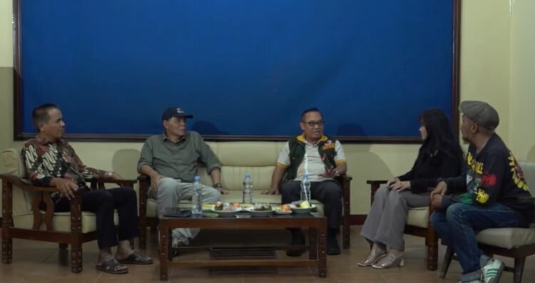 Kepala Pelaksana BPBD Sleman Bambang Kuntoro berdiskusi bersama dengan Sekretaris Komisi C DPRD Sleman Untung Basuki Rachmad bersama lurah Sumberarum Sukamto dalam kegiatan SEMEJA