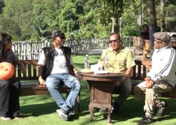 Kepala Dinas Lingkungan Hidup Junaidi bersama Sekretaris Komisi C DPRD Sleman Untung Basuki Rachmad berdiskusi tentang peran Kampung Iklim di tengah upaya merespon perubahan iklim