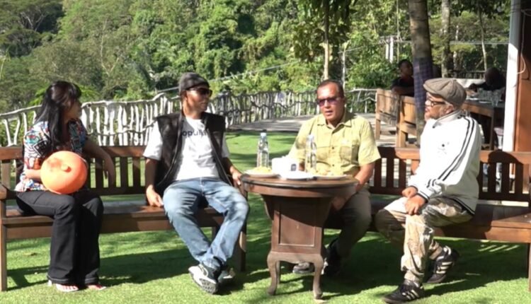 Kepala Dinas Lingkungan Hidup Junaidi bersama Sekretaris Komisi C DPRD Sleman Untung Basuki Rachmad berdiskusi tentang peran Kampung Iklim di tengah upaya merespon perubahan iklim