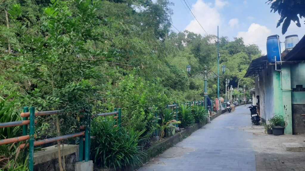 Suasana di kawasan bantaran sungai Gajah Wong, Muja Muju, Kota Yogyakarta, Senin (22/6/2026)
