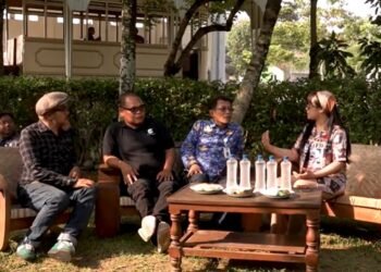 Kepala Dinas Pariwisata Sleman Edy Winarya berbincang bersama pelaku wisata di Gamplong membahas arah pembangunan pariwisata di Kabupaten Sleman ke depan