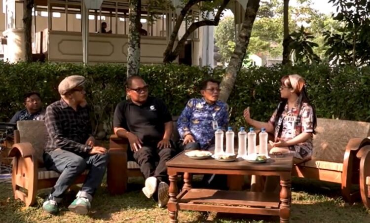 Kepala Dinas Pariwisata Sleman Edy Winarya berbincang bersama pelaku wisata di Gamplong membahas arah pembangunan pariwisata di Kabupaten Sleman ke depan