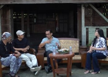 Kepala Bidang Pendataan, Pembinaan, dan Pengawasan Bangunan DPUPKP Sleman, Martinus Doni Purbo Kuncahyo memberi penjelasan terkait kepengurusan PBG saat berdiskusi di acara SEMEJA