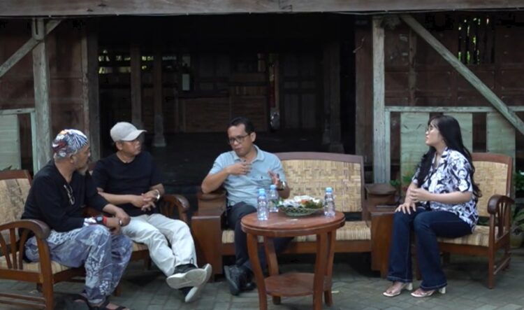 Kepala Bidang Pendataan, Pembinaan, dan Pengawasan Bangunan DPUPKP Sleman, Martinus Doni Purbo Kuncahyo memberi penjelasan terkait kepengurusan PBG saat berdiskusi di acara SEMEJA