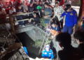 Petugas Damkarmat Kota Yogyakarta mengevakuasi seekor kuda penarik andong yang tercebur ke dalam selokan di Jalan Pramuka, Kemantren Umbulharjo, Kota Yogyakarta, pada Minggu (28/6/2026) tengah malam.