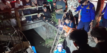 Petugas Damkarmat Kota Yogyakarta mengevakuasi seekor kuda penarik andong yang tercebur ke dalam selokan di Jalan Pramuka, Kemantren Umbulharjo, Kota Yogyakarta, pada Minggu (28/6/2026) tengah malam.