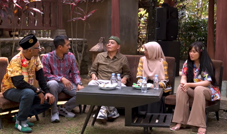 Kepala Disperindag Sleman Dwi Wulandari bersama Sekretaris Komisi C DPRD Sleman Untung Basuki Rachmad berbincang dalam SEMEJA mengenai UMKM naik kelas