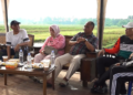 Bupati Sleman Harda Kiswaya bersama Ketua Dekranasda Sleman Parmilah serta Sekretaris Komisi C DPRD Sleman Untung Basuki Rachmad berbincang mengenai pemberdayaan UMKM di kawasan Pasar Tiban Ngijon