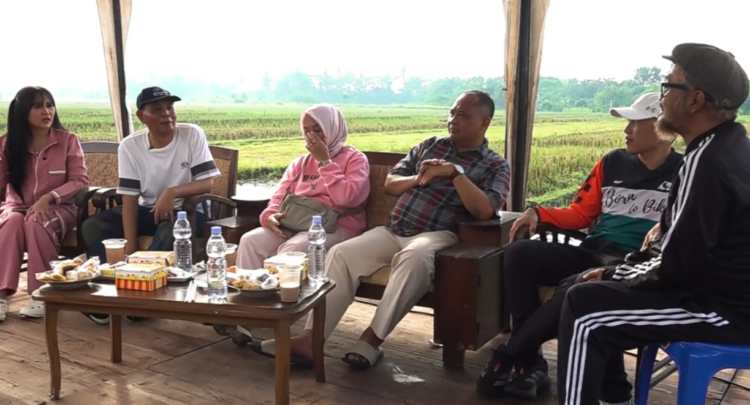 Bupati Sleman Harda Kiswaya bersama Ketua Dekranasda Sleman Parmilah serta Sekretaris Komisi C DPRD Sleman Untung Basuki Rachmad berbincang mengenai pemberdayaan UMKM di kawasan Pasar Tiban Ngijon