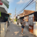 Sejumlah wisatawan mancanegara sedang melintas di Gang Hansip Karno Waluyo yang dijuluki Gang Internasional di Kelurahan Tegalpanggung, Kemantren Danurejan, Kota Yogyakarta, Minggu (28/6/2026).
