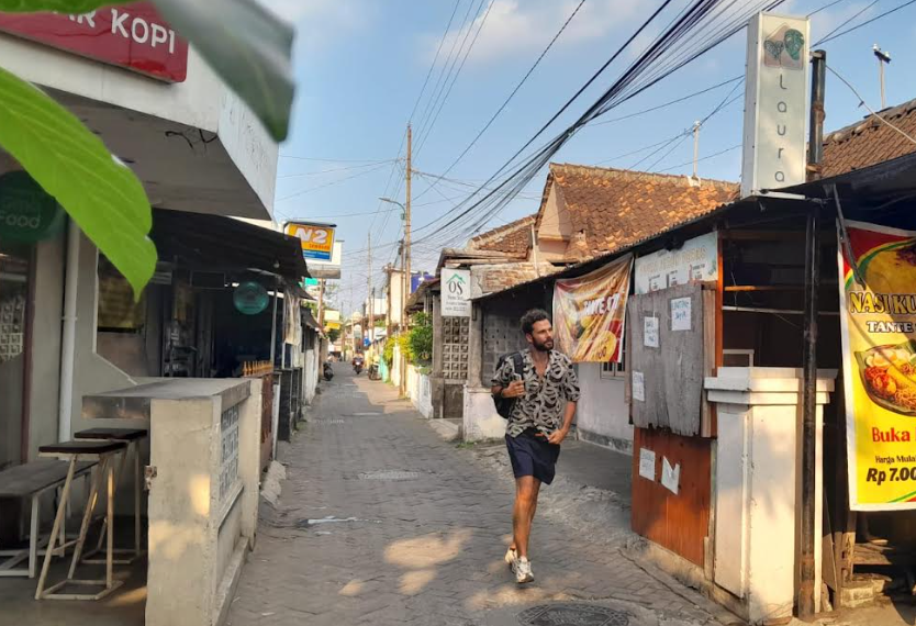Sejumlah wisatawan mancanegara sedang melintas di Gang Hansip Karno Waluyo yang dijuluki Gang Internasional di Kelurahan Tegalpanggung, Kemantren Danurejan, Kota Yogyakarta, Minggu (28/6/2026).