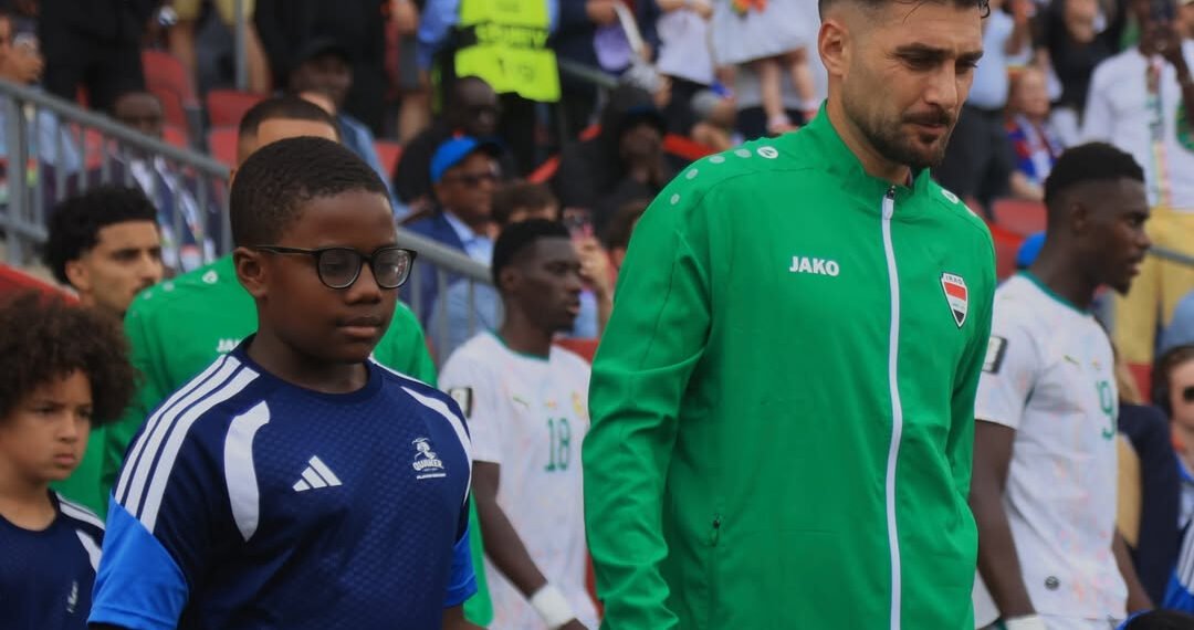 Pemain Timnas Irak, Frans Putros (kanan), bersiap memasuki lapangan Stadion Toronto, Kanada di laga ketiga Grup I melawan Senegal di Piala Dunia 2026.