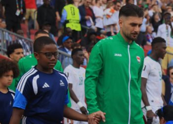 Pemain Timnas Irak, Frans Putros (kanan), bersiap memasuki lapangan Stadion Toronto, Kanada di laga ketiga Grup I melawan Senegal di Piala Dunia 2026.