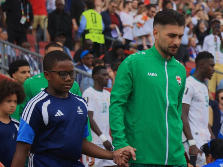 Pemain Timnas Irak, Frans Putros (kanan), bersiap memasuki lapangan Stadion Toronto, Kanada di laga ketiga Grup I melawan Senegal di Piala Dunia 2026.