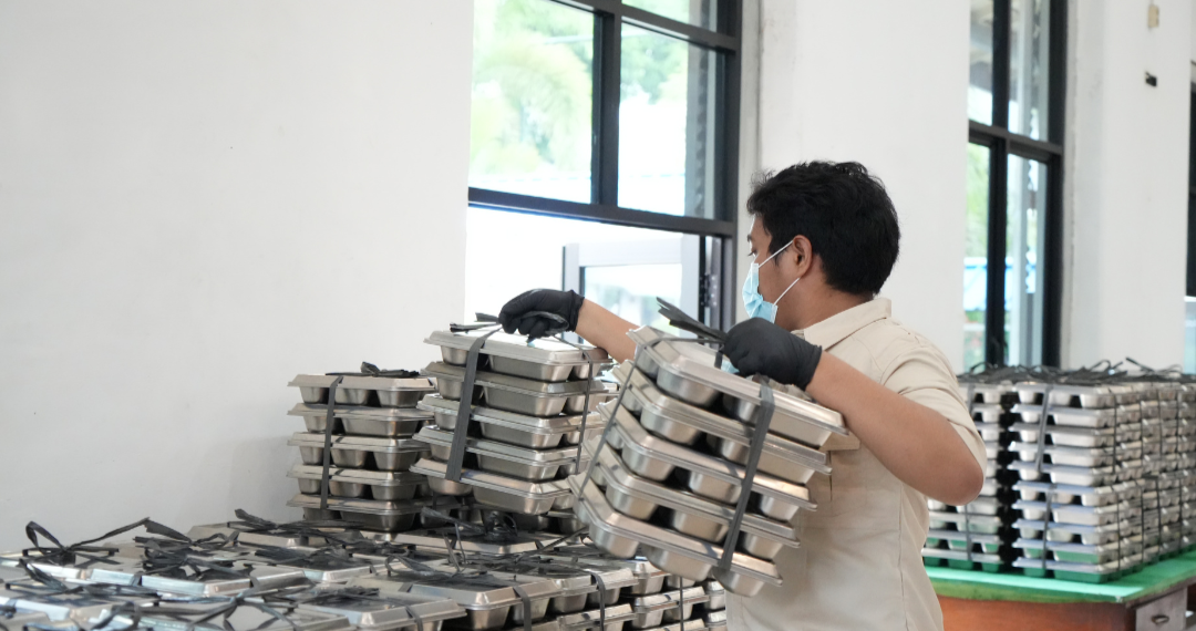 Petugas menyiapkan paket makanan bergizi gratis di Satuan Pelayanan Pemenuhan Gizi (SPPG).